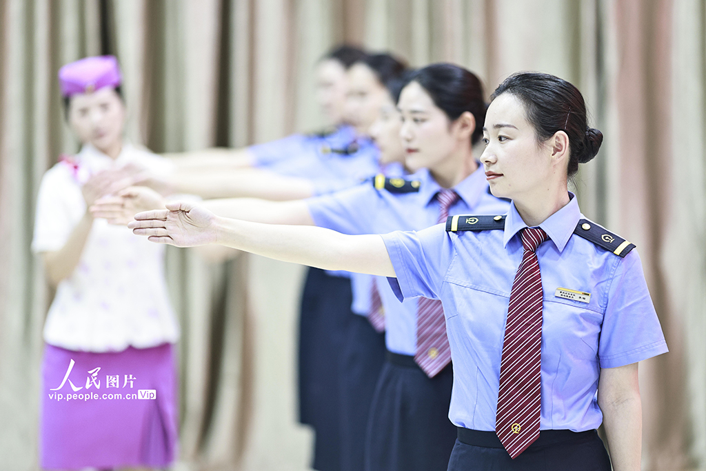 重庆:客运员开展服务礼仪培训 备战国庆假期【4】