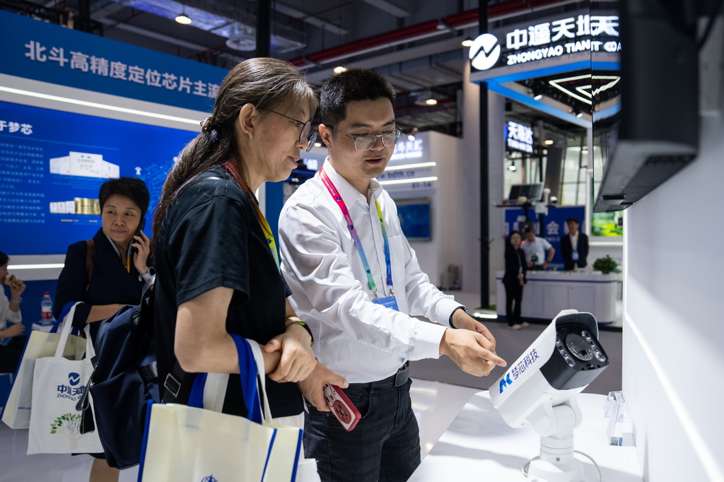9月24日,在株洲国际会展中心,工作人员(右)在介绍一台配有北斗技术的监控设备。