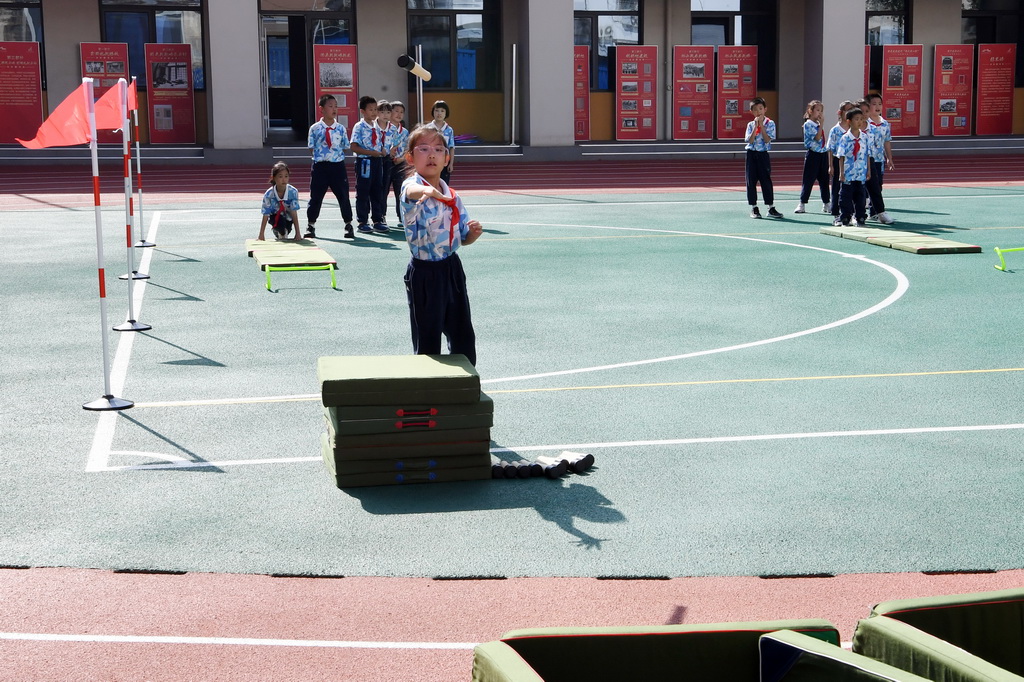 9月24日，北京市第二十中学附属育鹰小学学生在国防教育基础课《侦察兵大比武——投掷与游戏》上投掷。