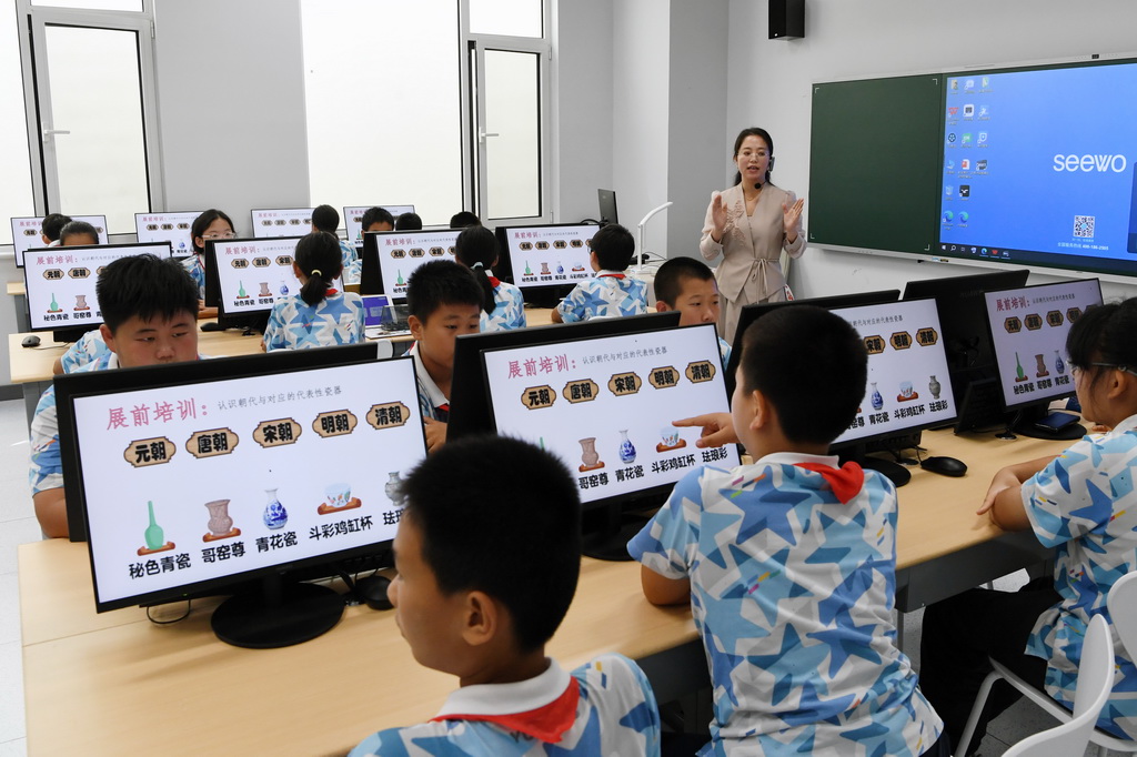 9月24日,老师为北京市第二十中学附属育鹰小学学生教授人工智能教育通识课《瓷韵中的算法密码》。