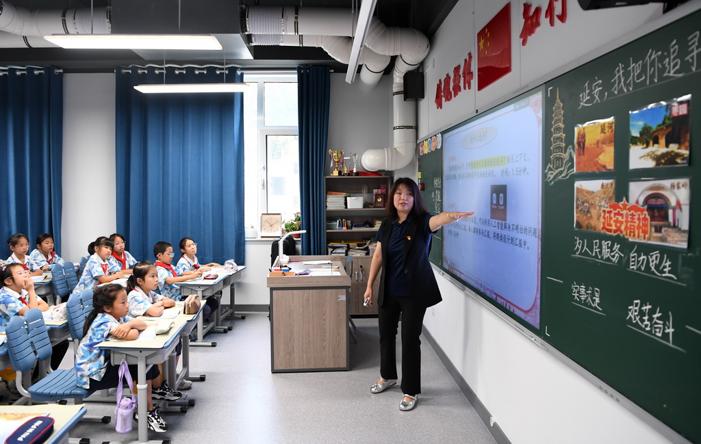 9月24日,老师为北京市第二十中学附属育鹰小学学生教授国防教育基础课《延安,我把你追寻》。