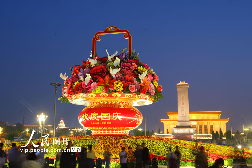 “祝福祖国”巨型花篮亮相天安门广场【4】