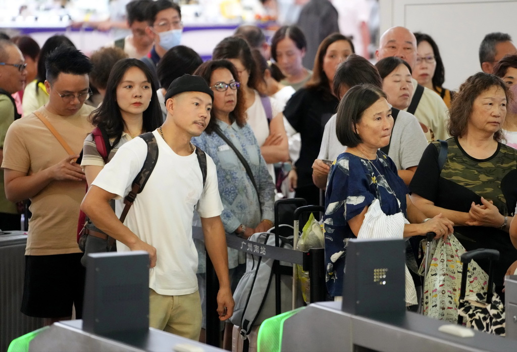 9月25日,旅客在广州南站候车。