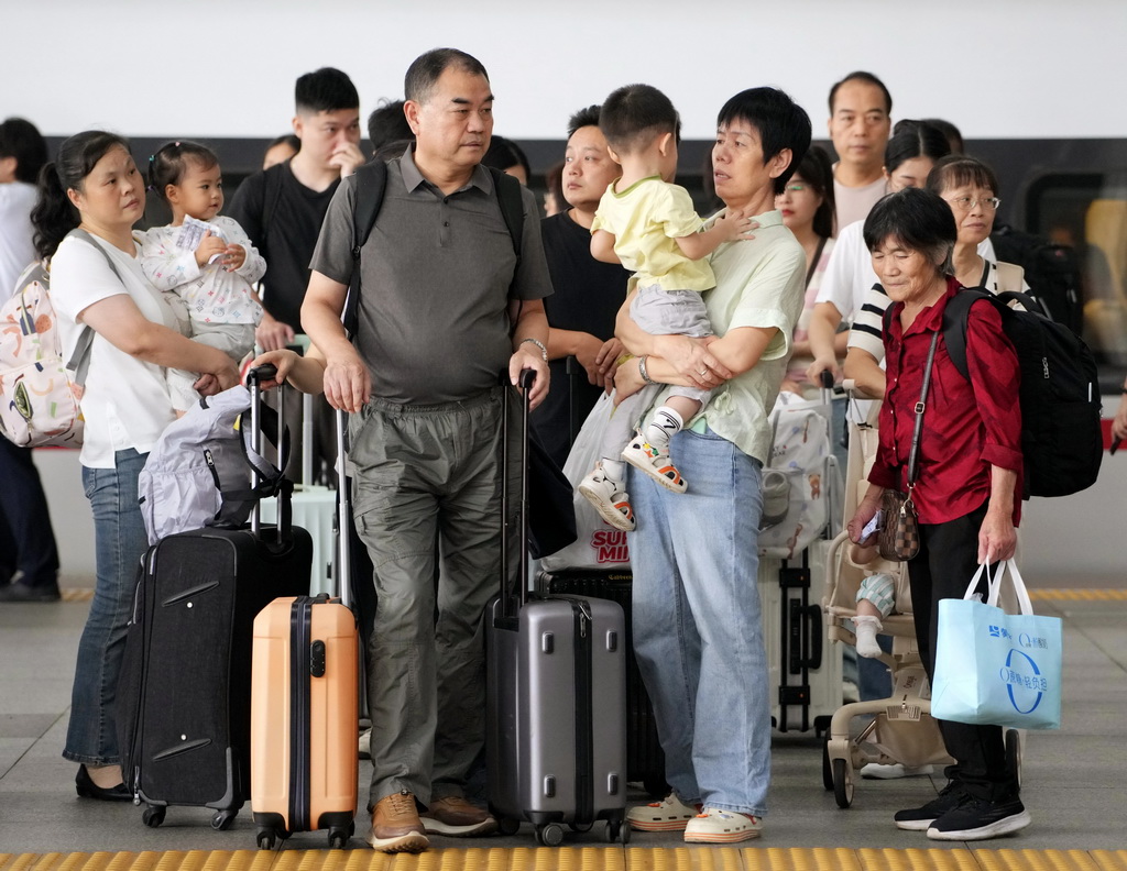 9月25日,旅客在广州南站候车。