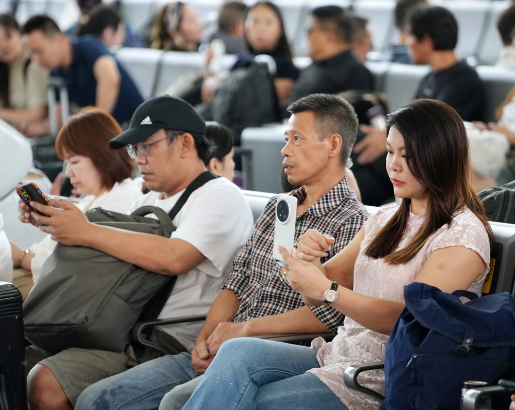 9月25日，旅客在广州南站候车。