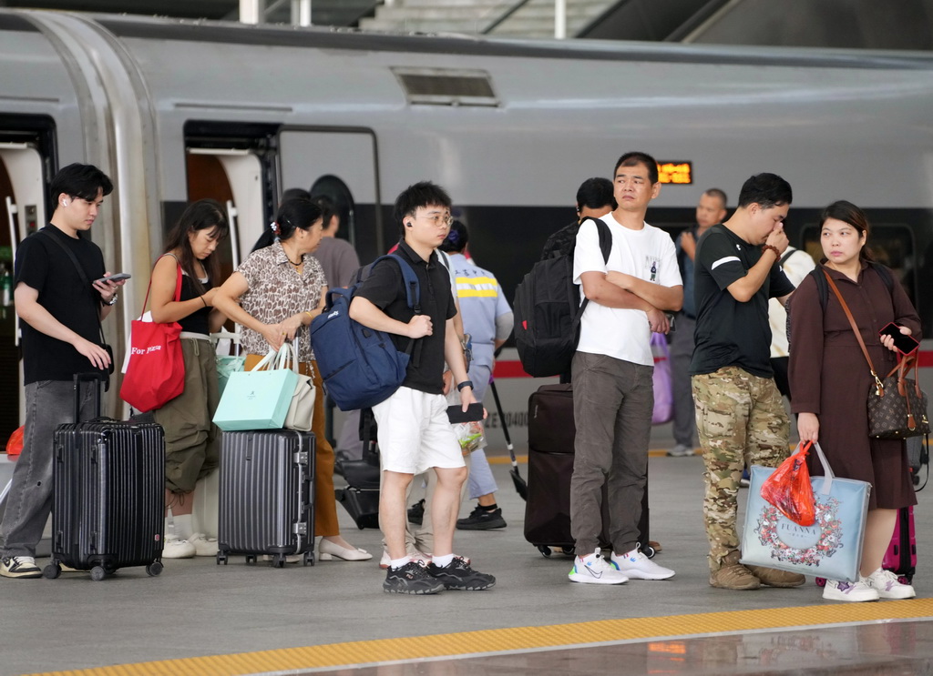 9月25日,旅客在广州南站候车。