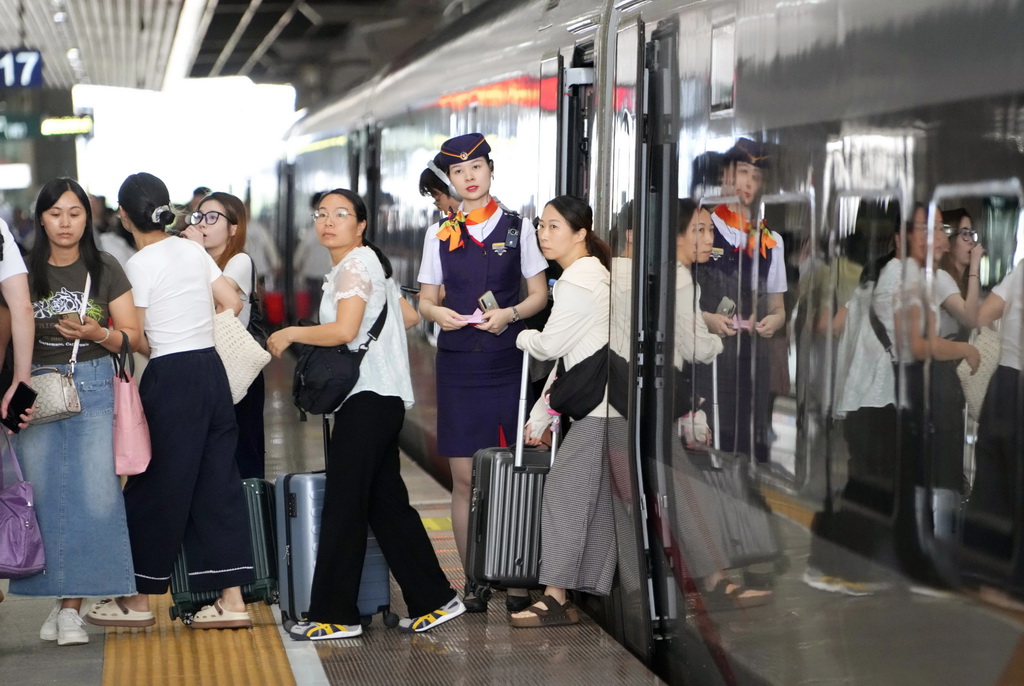 9月25日,旅客在广州南站出行。