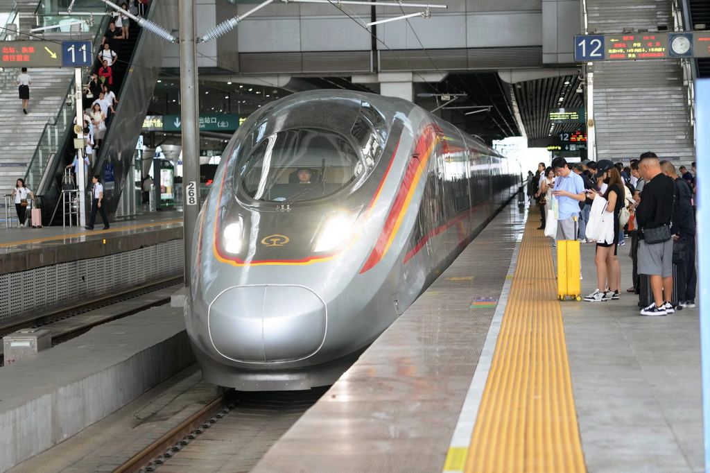 9月25日,旅客在广州南站候车。