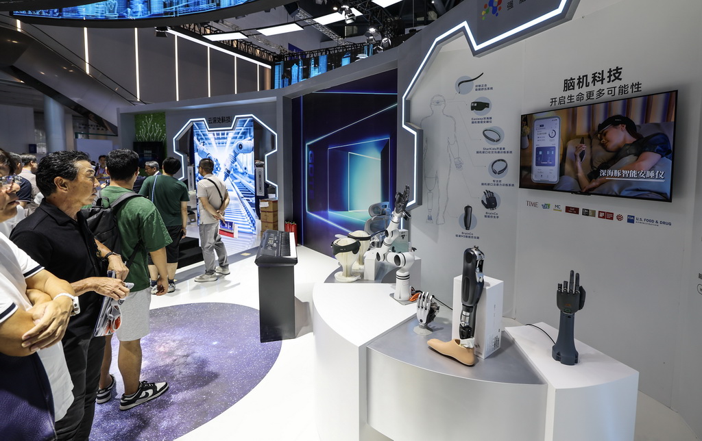 9月25日,在第四届全球数字贸易博览会的数智未来主题展区的杭州六小龙专区,观众在观看强脑科技的仿生灵巧手。