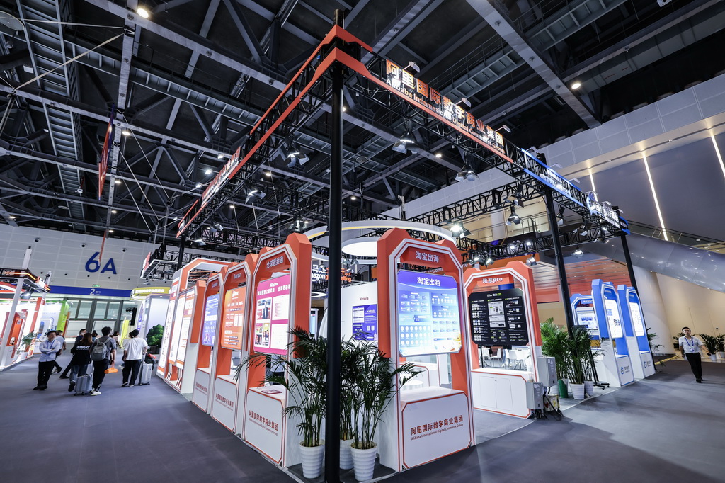 这是9月25日拍摄的第四届全球数字贸易博览会丝路电商展区一角。