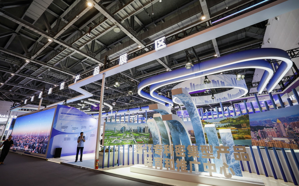 这是9月25日拍摄的第四届全球数字贸易博览会人工智能展区一角。