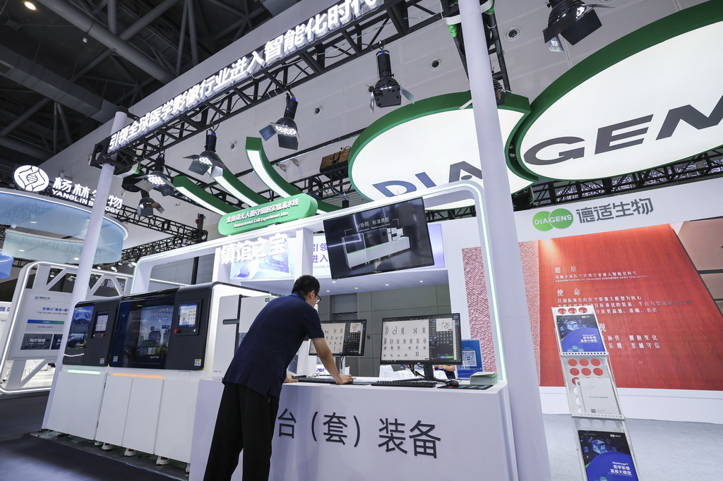 这是9月25日在第四届全球数字贸易博览会数字医疗展区拍摄的德适生物自主研发的“全自动无人值守细胞实验流水线”。