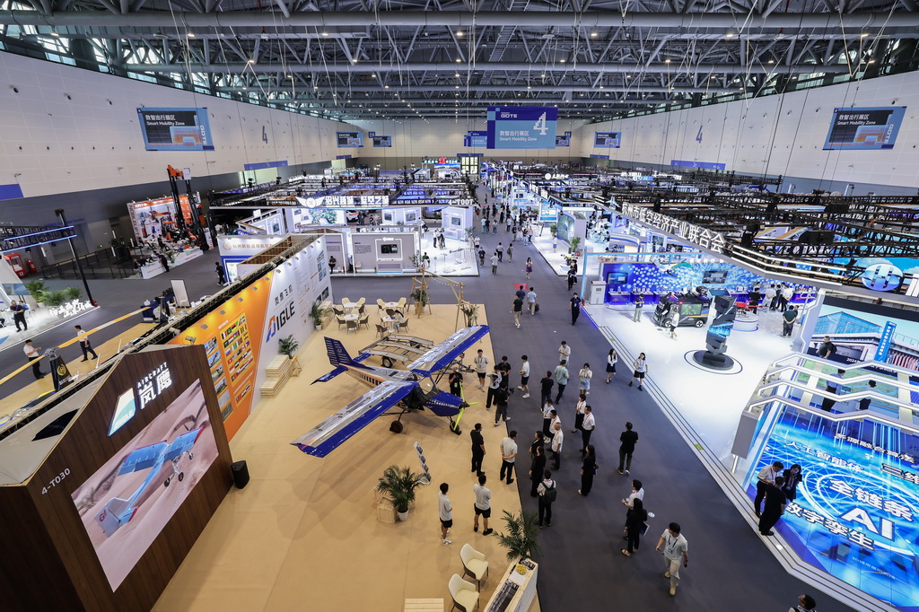 这是9月25日拍摄的第四届全球数字贸易博览会数智出行展区。