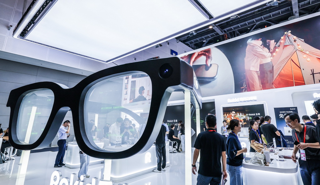 这是9月25日拍摄的第四届全球数字贸易博览会人工智能展区一角。