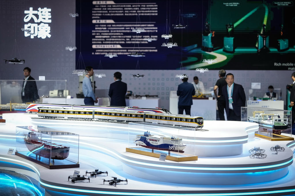 9月25日，人们在辽洽会主题展览上参观。