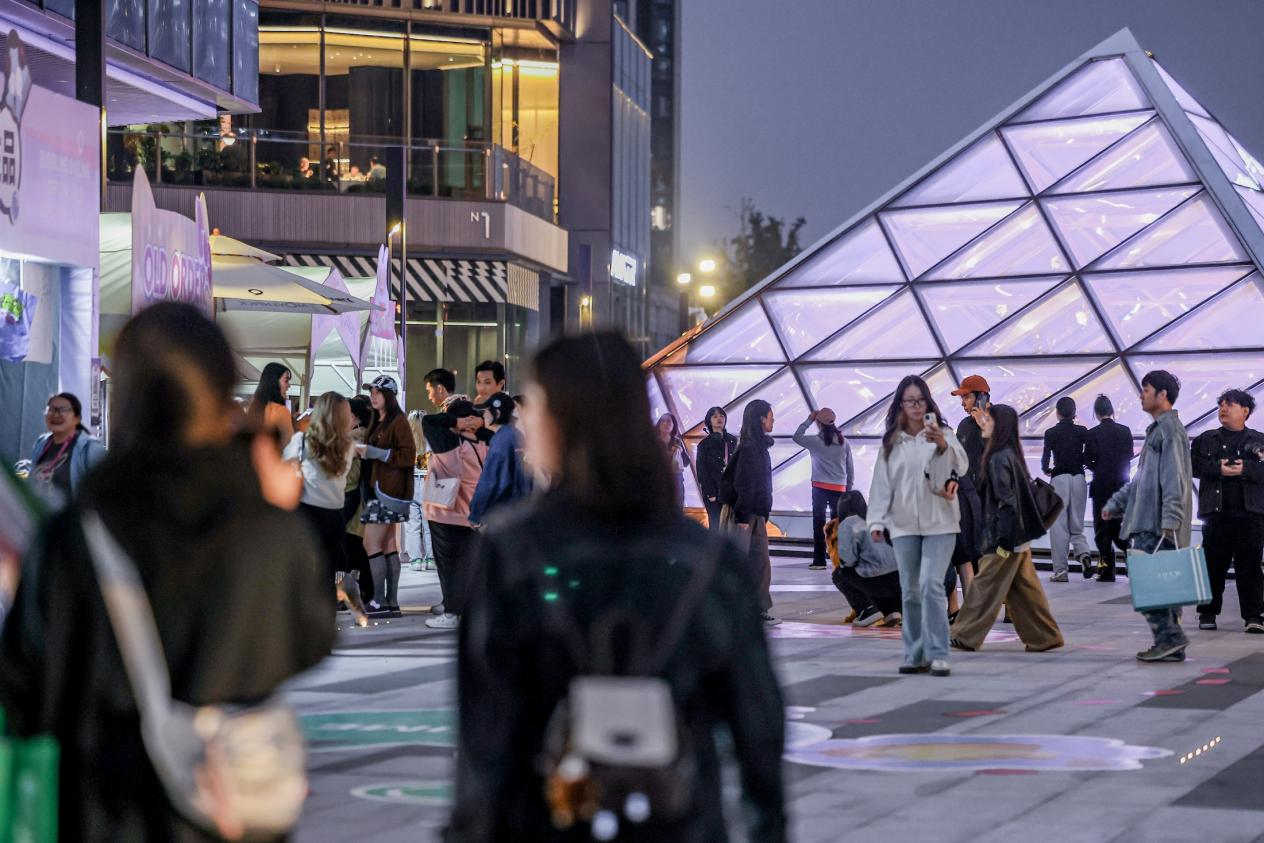 市民、游客在保利时光里休闲娱乐。伊一摄