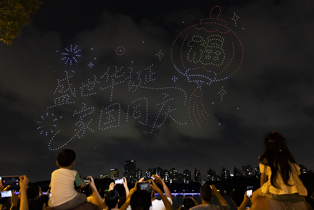 9月27日,市民游客在上海世纪公园观看无人机灯光秀。