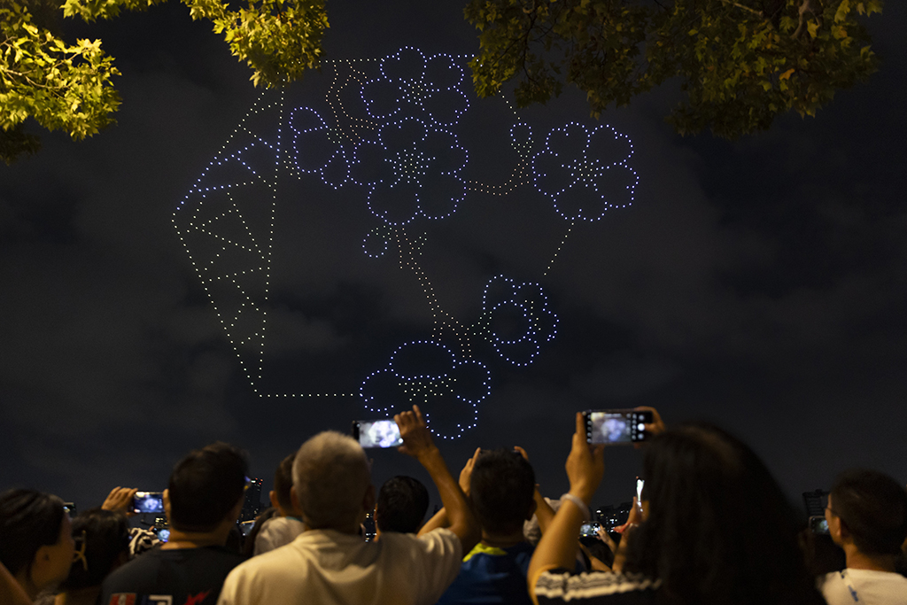 9月27日，市民游客在上海世紀公園觀看無人機燈光秀。