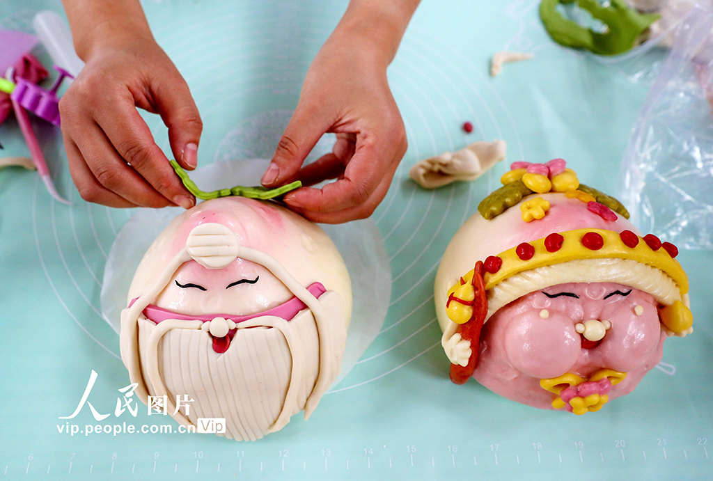 9月27日，商户在展示自家参展的花样馒头。