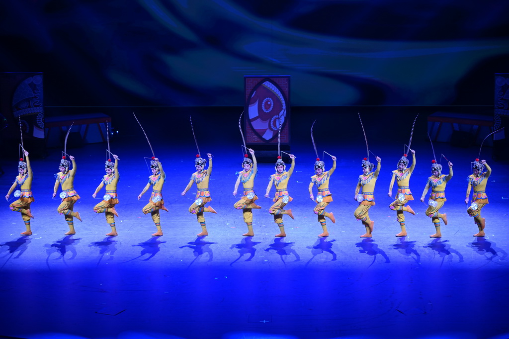 9月28日,演员在第二十届中国吴桥国际杂技艺术节开幕式上表演。