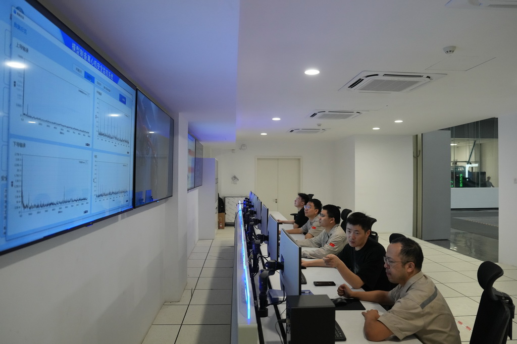 9月29日,工作人员通过模拟制备离心机安全监控系统管理设备运行。