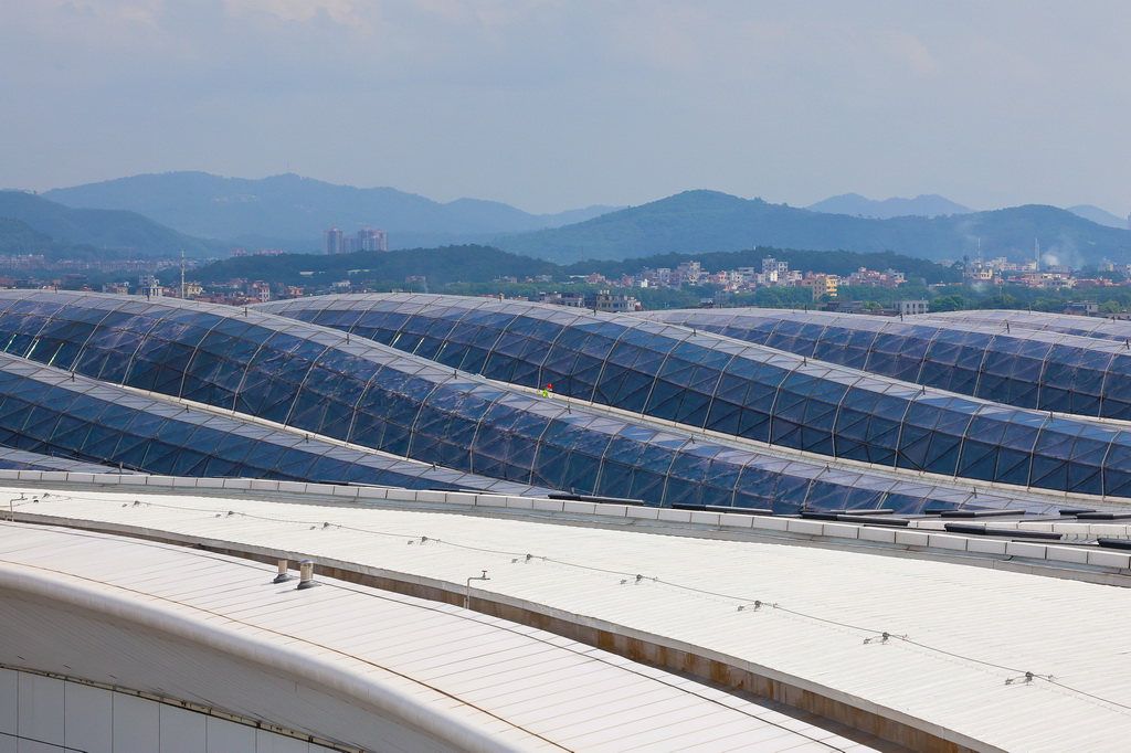 廣州白雲機場T3航站樓的採光屋頂造型和遠處山巒形成呼應（9月29日攝）。