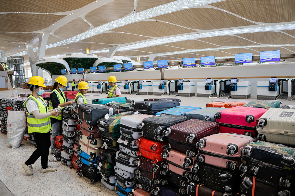 9月29日，工作人員在廣州白雲機場T3航站樓出發大廳進行值機行李托運測試。