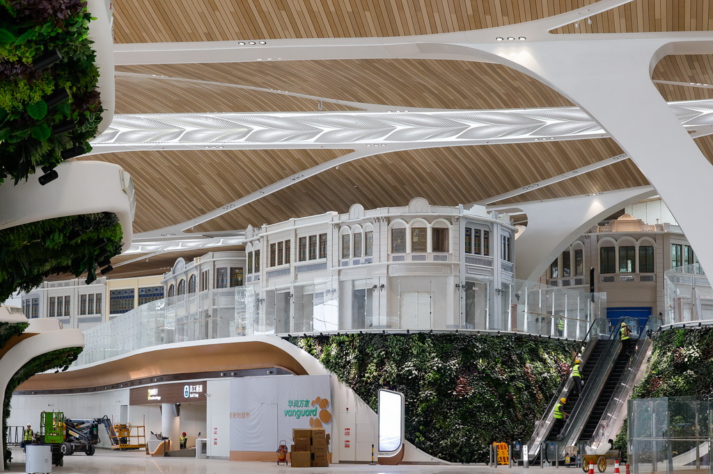 廣州白雲機場T3航站樓出發大廳商業區採用嶺南騎樓的建筑風格（9月29日攝）。