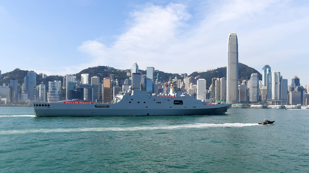 9月30日，中国海军沂蒙山舰经过香港维多利亚港。