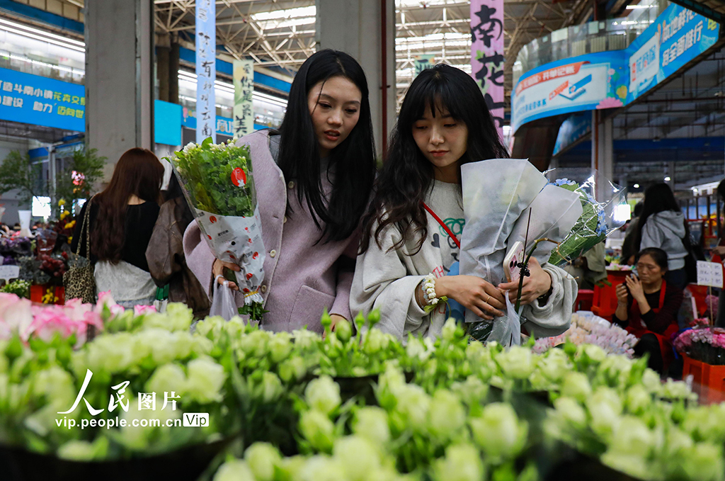 雲南昆明：假期花市人氣旺【6】