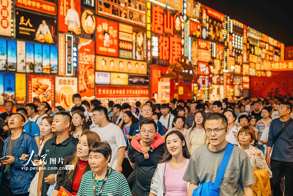 10月1日，河北省唐山市丰南区河头老街景区灯火辉煌，游客在此游览观光。刘满仓摄（人民图片网）