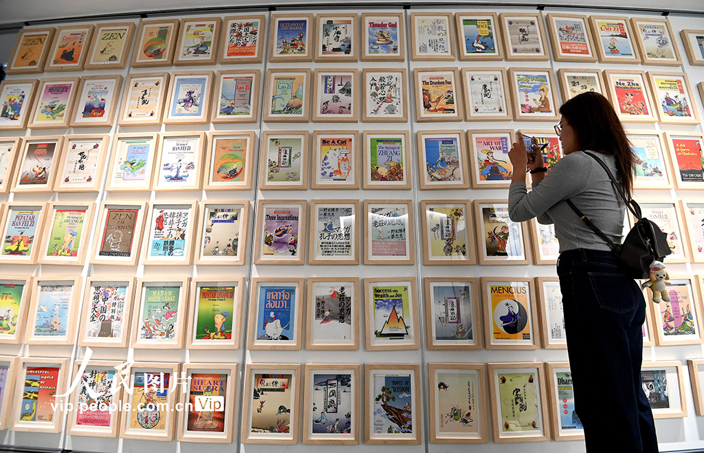 10月1日，游客在河北省邯郸市邯郸道历史文化街区蔡志忠美术馆参观。郝群英摄（人民图片网）