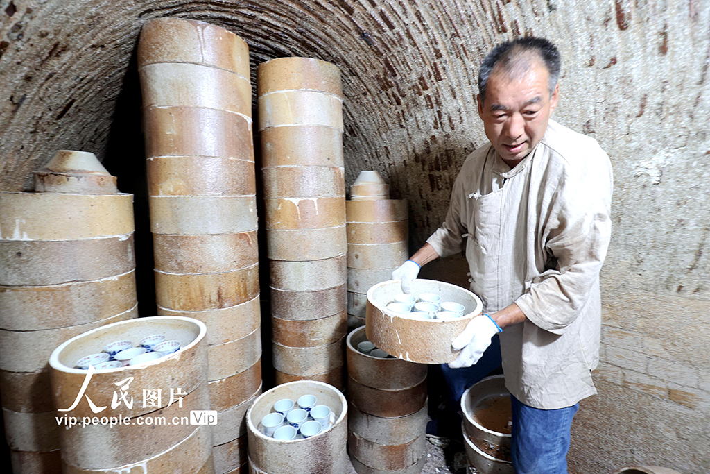 10月1日，国庆假期第一天，在浙江省湖州市德清县江南之源文化遗址公园，以亭子桥战国龙窑遗址为蓝本重建的“德清窑”首次开窑，一批经传统古法烧制的瓷器作品出窑面世。谢尚国摄（人民图片网）