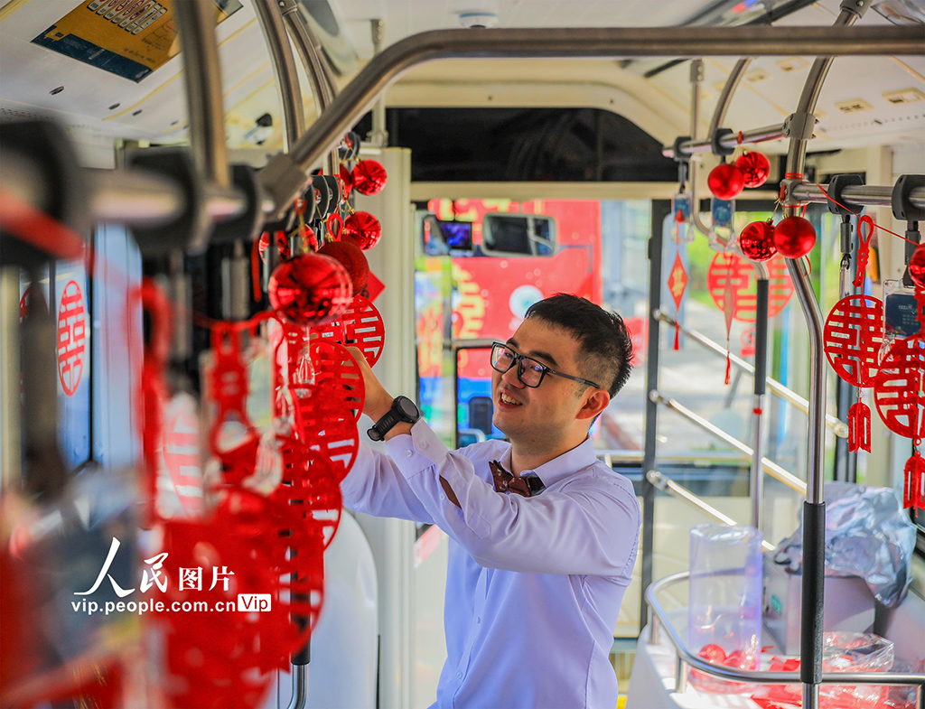 浙江慈溪:“幸福巴士”变身浪漫婚车【3】