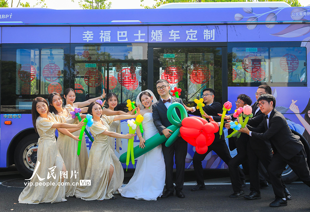 浙江慈溪：“幸福巴士”變身浪漫婚車【6】