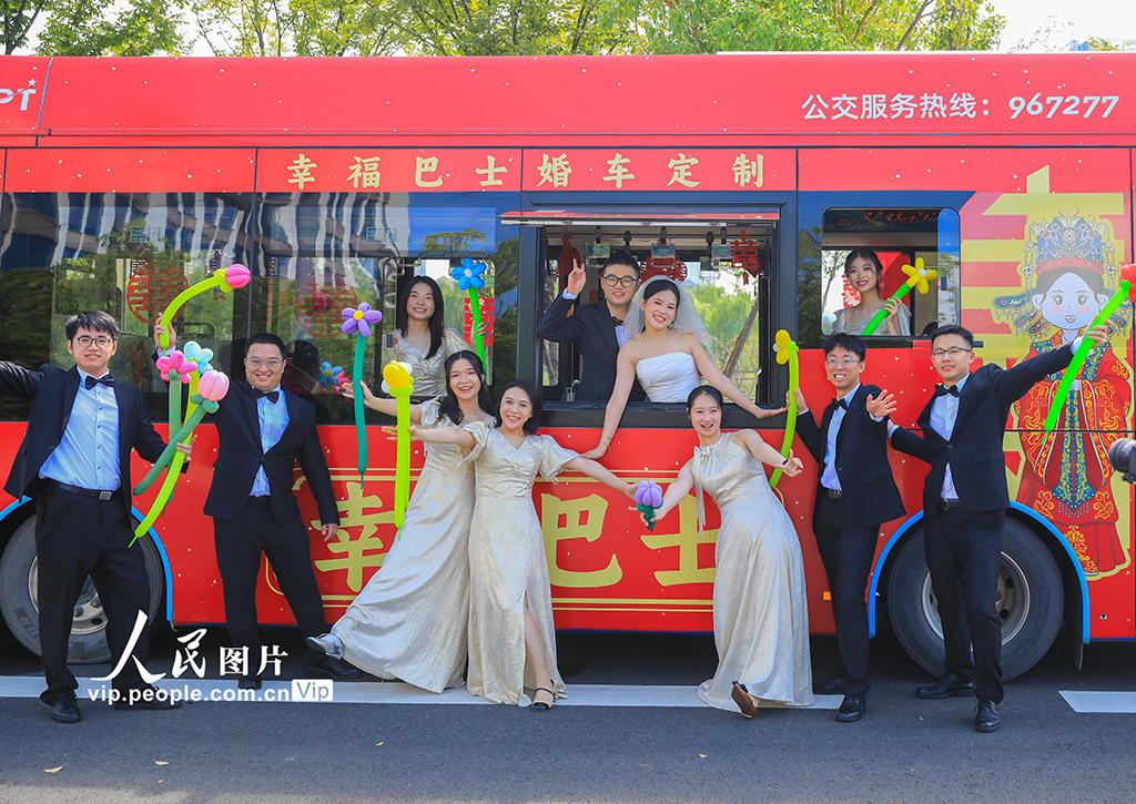浙江慈溪：“幸福巴士”变身浪漫婚车【5】