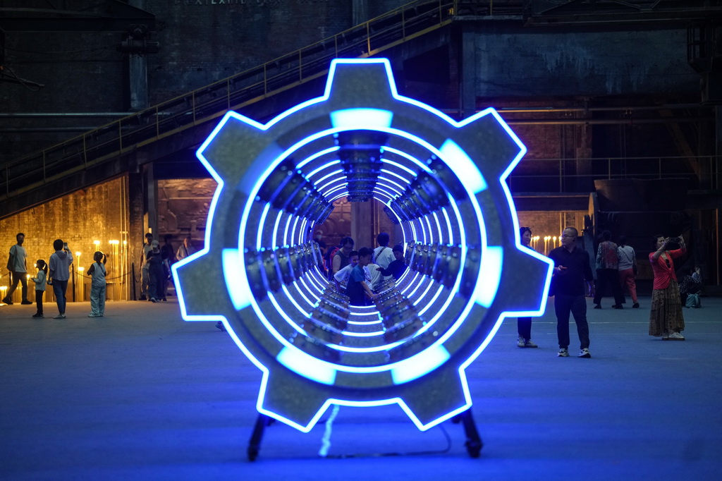 10月1日，游客在中國工業博物館內游覽。