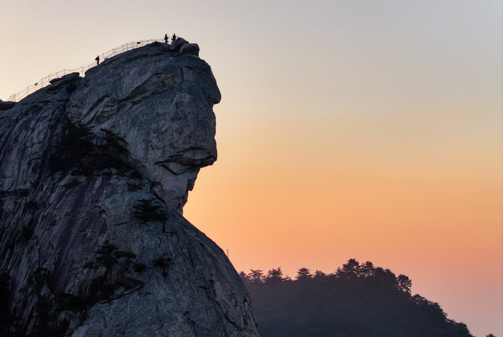 10月9日拍摄的晨曦中的龟峰山（无人机照片）。