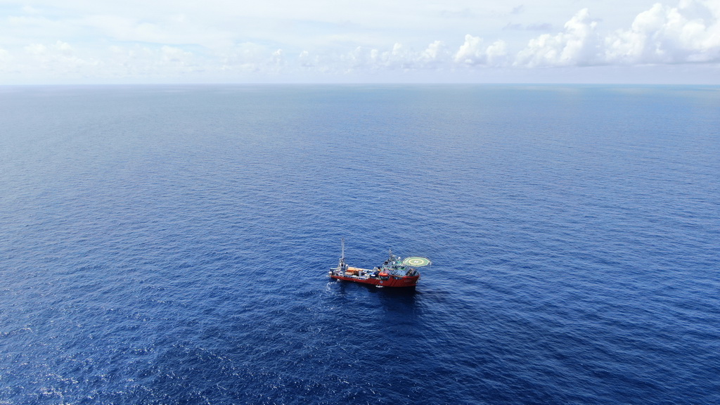 “海洋地质二号”科考船搭载“海马”号深海遥控潜水器在南海北部进行“源火”采集（9月18日摄）。