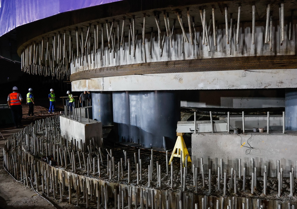 10月10日,施工人员在深江铁路广中江特大桥跨广珠货运铁路转体桥查看转体基座。