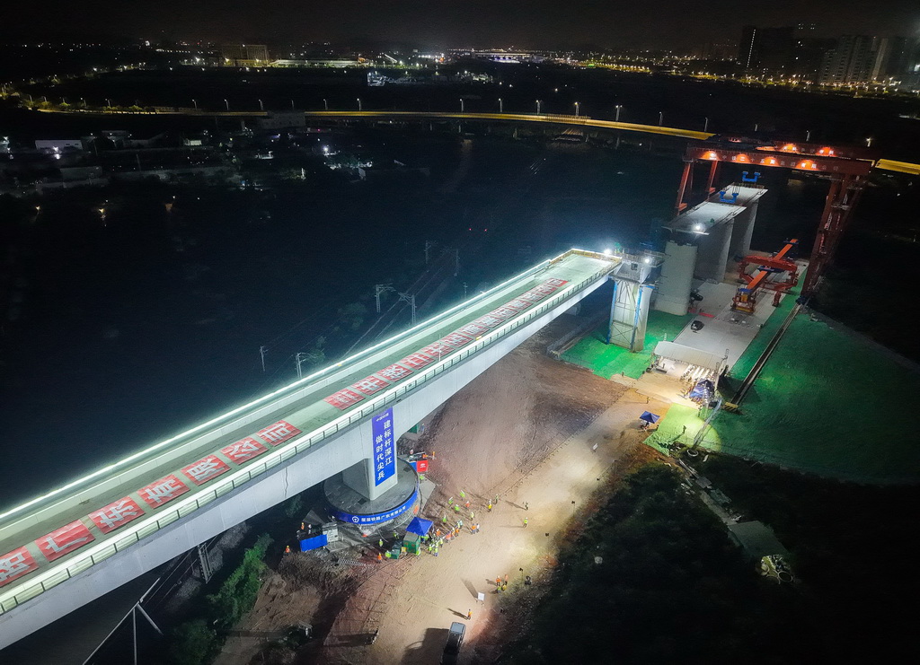 这是即将转体成功的深江铁路广中江特大桥跨广珠货运铁路转体桥(10月10日摄,无人机照片)。
