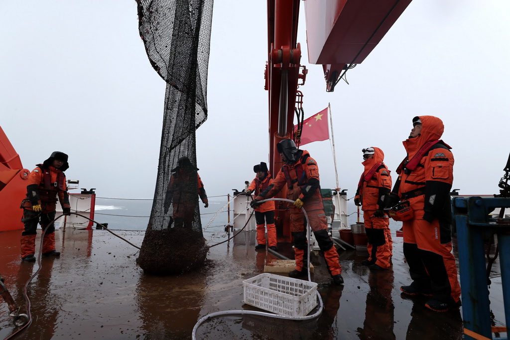 科考队员在回收底拖网（2025年7月23日摄）。新华社记者 刘诗平 摄
