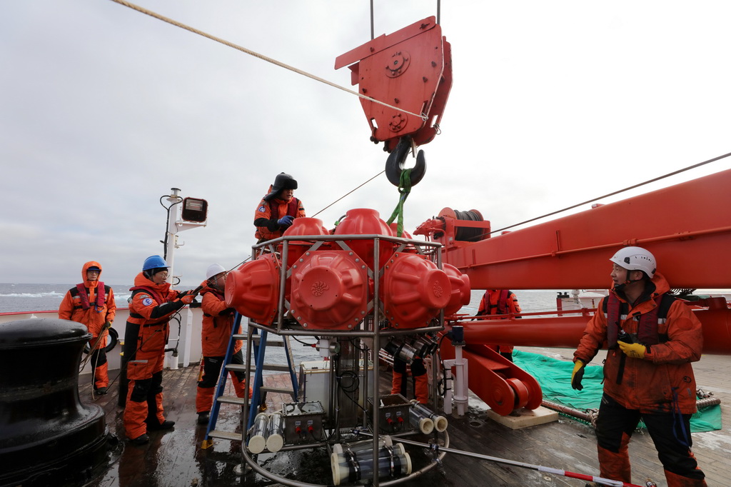 科考队员在回收海底生物影像观测系统（2025年8月14日摄）。新华社记者 刘诗平 摄