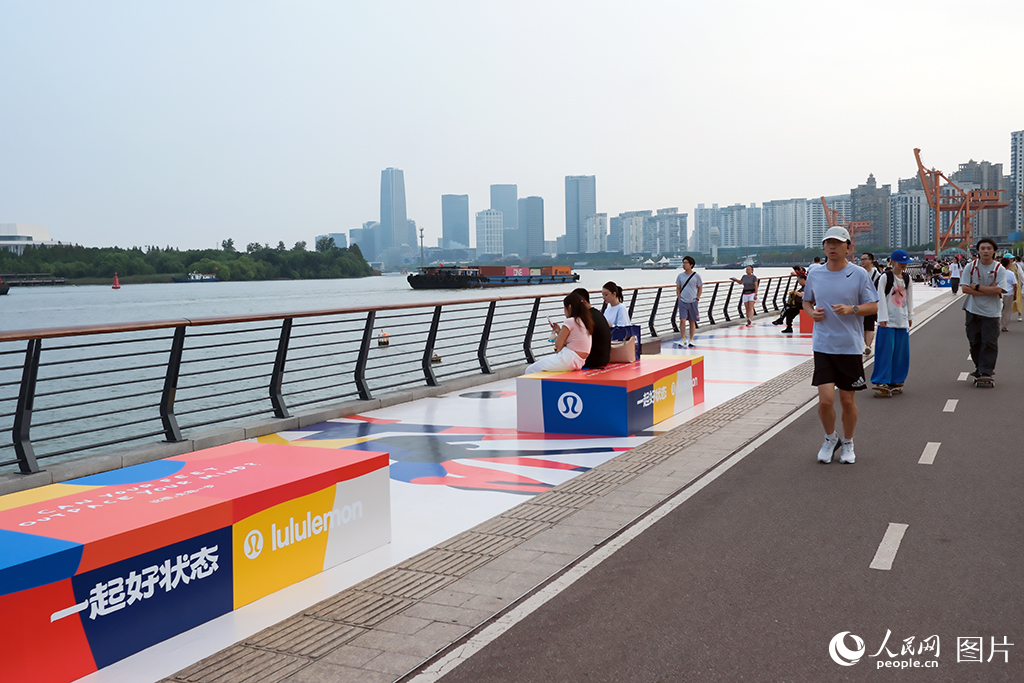 10月1日下午,上海市徐汇滨江绿地步道上,不少来沪游玩的游客和前来散步、跑步的附近居民在此享受国庆长假,惬意悠然。上海作为长江经济带的龙头城市与核心引擎,徐汇滨江已成为上海滨江经济发展的重要增长极。龙头企业纷纷落户,西岸中环商业集群加速形成,龙美术馆等文化地标串联艺术脉络,共同为11.4公里滨江岸线注入持续活力。人民网记者 龚莎摄