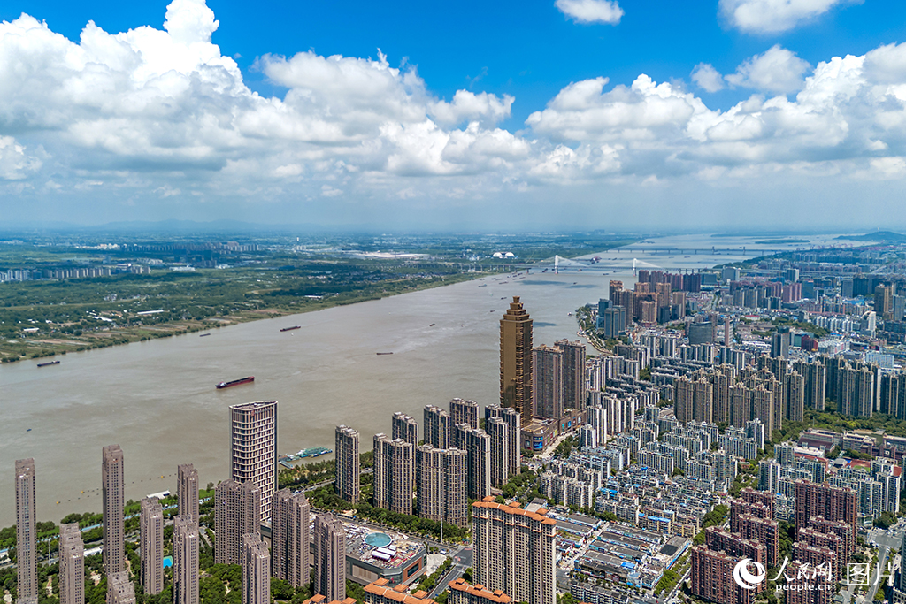 十里江湾公园东临长江大堤,总岸线长约7.2公里,总面积约2.52平方公里。这里植被丰茂,景色宜人,彩色塑胶跑道与长江水色相映成趣,展现出生态绿色的自然风貌。2017年,安徽省芜湖市对十里江湾及上下游200多个非法码头、修造船厂实施拆除整治,释放长江干流岸线近30公里,腾退滩涂陆域面积约6000亩。同时,通过防洪工程与景观建设深度融合,打造沿江绿色生态文化长廊。从曾经的“码头聚集区”到如今的“长江文化带”,十里江湾已成为芜湖的生态文明样板和市民休闲观光的热门目的地。人民网记者 汪瑞华摄