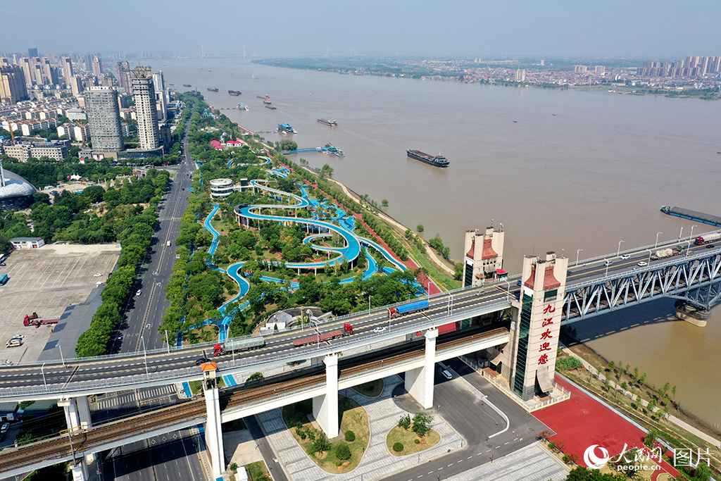 江西九江长江国家文化公园(九江城区段)绿意盎然,沿江而建的公园绿道上,市民和游客悠闲漫步,尽享江景。江西152公里长江岸线全部位于九江境内。2022年4月,长江国家文化公园九江城区段正式启动建设。九江市严格遵循“共抓大保护、不搞大开发”总体要求,以保护传承弘扬长江文化为核心,按照“堤内园林景观带、堤外生态绿化带”的标准,对琵琶亭、浔阳楼、锁江楼及周边景点进行整体改造提升,着力打造水清岸绿、河畅景美、人水和谐的自然生态空间,建设“最美长江岸线”,彰显“诗意长江”独特魅力。通过绿道系统建设,群众可便捷亲水观江,真正实现了还江于民、惠利于民。人民网记者 时雨摄