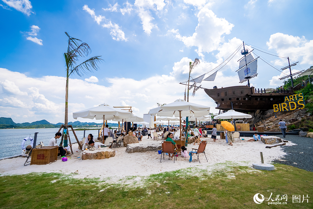 7月30日,位于贵州省贵阳市清镇市的红枫湖碧波荡漾,20公里湖岸线蜿蜒舒展,与青山蓝天相映成趣,前来“观海”的市民游客络绎不绝。近年来,当地立足红枫湖生态禀赋,大力治理农村人居环境,一条环湖旅居产业示范带正逐步成形。截至目前,清镇市已培育乡村旅游重点村17个、旅居民宿208家,同时衍生出露营基地、集装箱小吃集市、特色咖啡店、非物质文化遗产体验等多元业态。人民网记者 涂敏摄