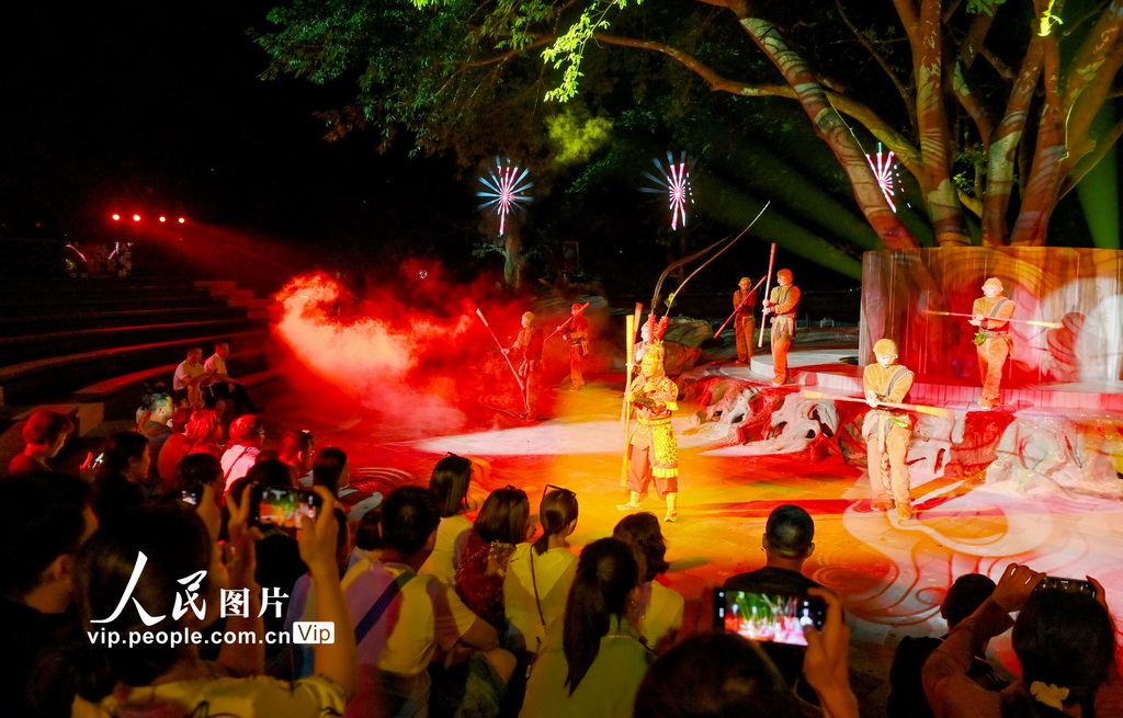 10月11日，游客在貴州省安順市黃果樹瀑布陡坡塘觀賞大型實景仙幻劇《再回西游》。