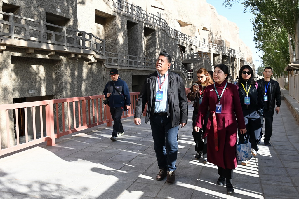 10月12日，外国嘉宾在敦煌莫高窟参观。新华社记者 范培珅 摄