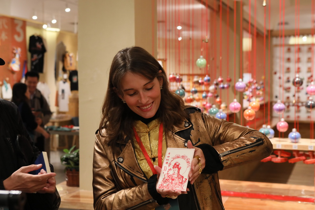 10月11日，外国嘉宾在敦煌印局参观体验。新华社记者 张睿 摄